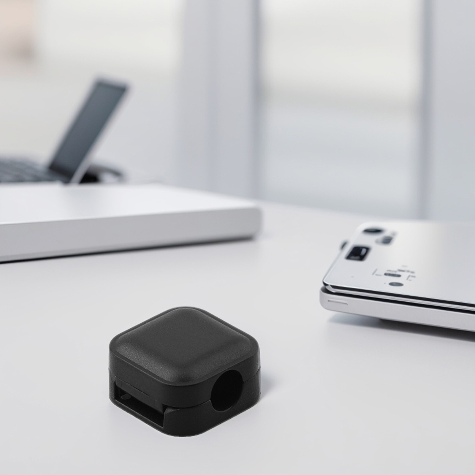 Keep Your Cables Neatly Organized with these Magnetic Cable Clips Get Yours Now - Bild 32 von 36