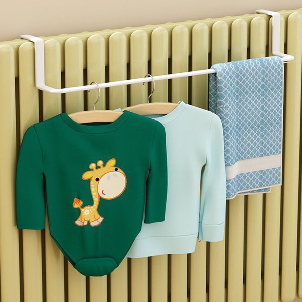 Porte-serviettes et remise vêtements design fonctionnel utilisation pratique à la mai