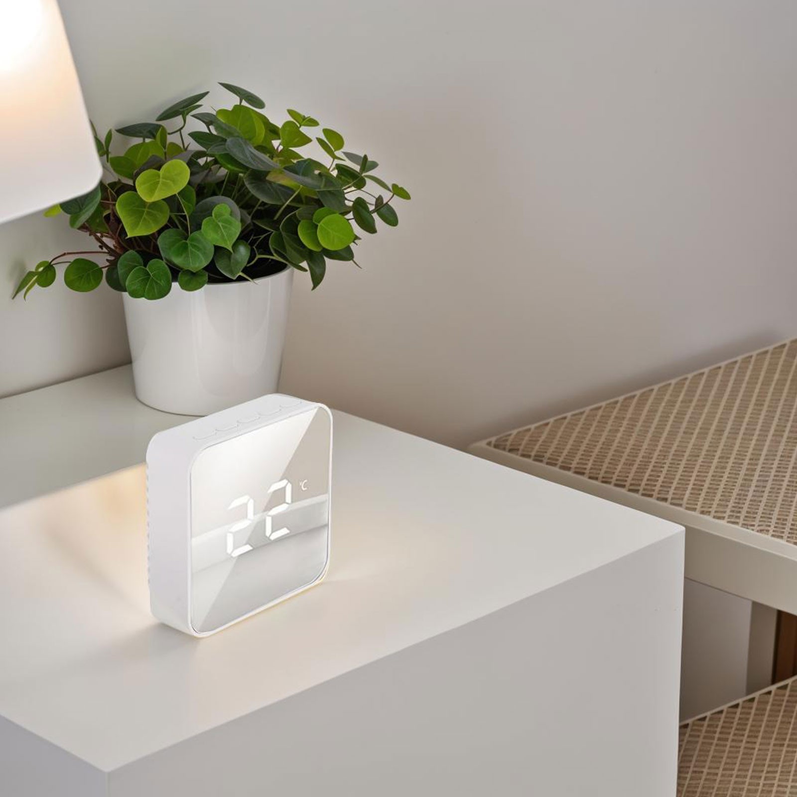 Moderner LED-Wecker mit einstellbarer Helligkeit und zwei Stromquellen - Bild 25 von 35