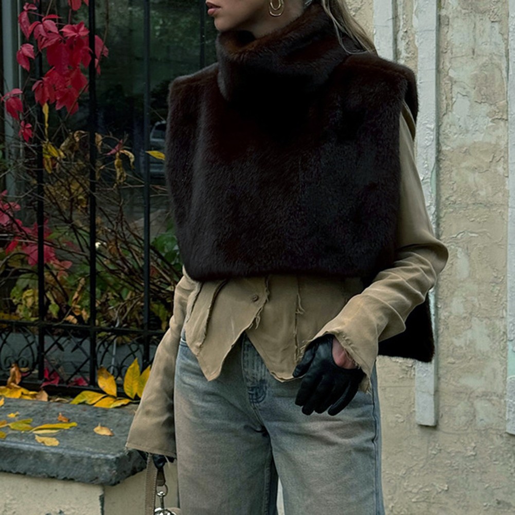 Sleek Furry Warm Crop Jacket for Women During Autumn and Winter Months - Bild 13 von 24