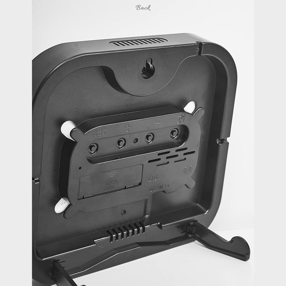 Aesthetic Wall Clock Combining Functionality and Stylish Design Elements