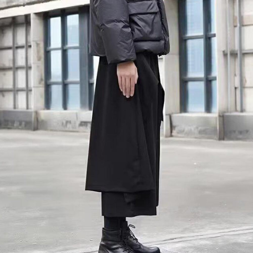 Moderne Herrenhose mit weitem Bein in klassischem Schwarz für den Alltag - Bild 24 von 72