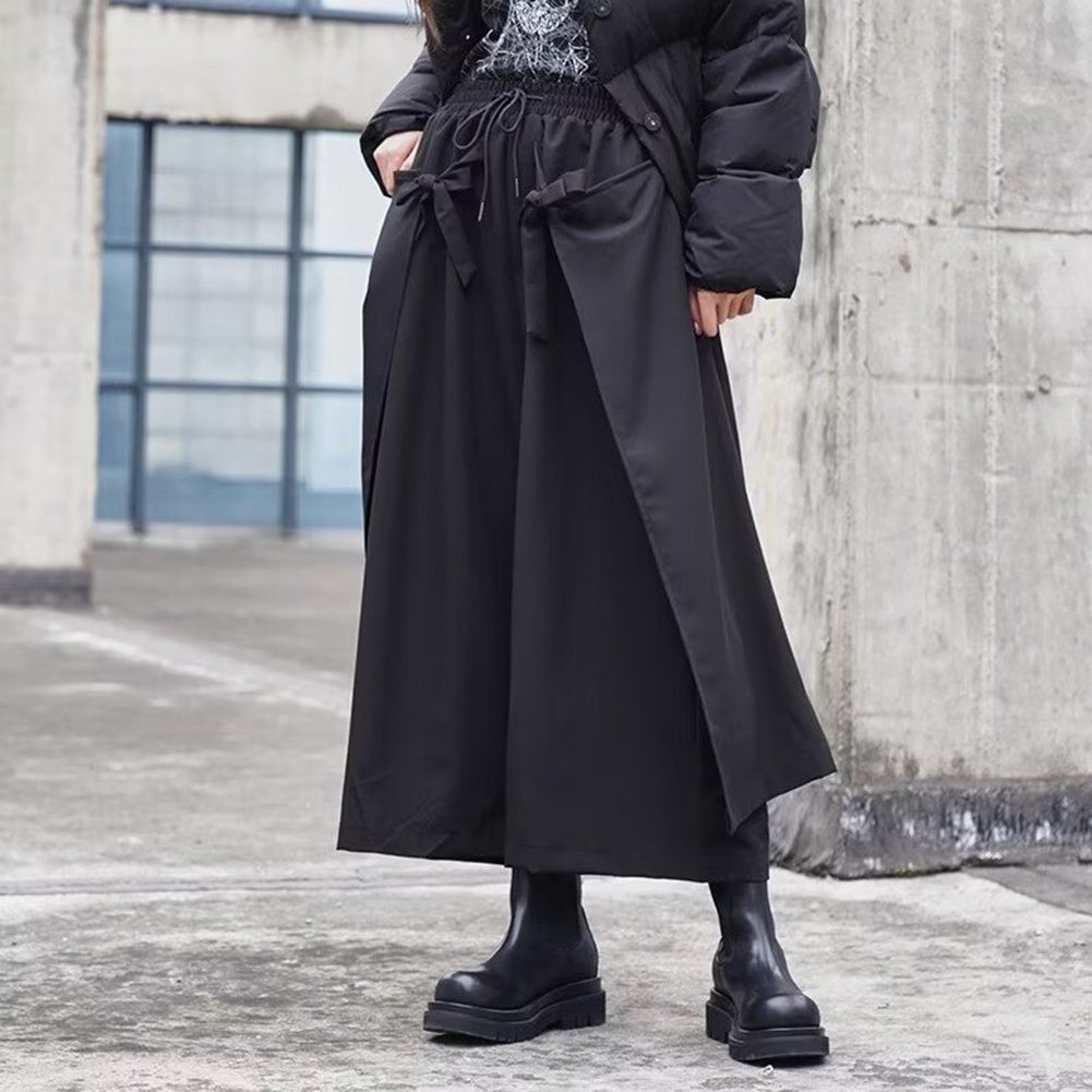 Moderne Herrenhose mit weitem Bein in klassischem Schwarz für den Alltag - Bild 26 von 72