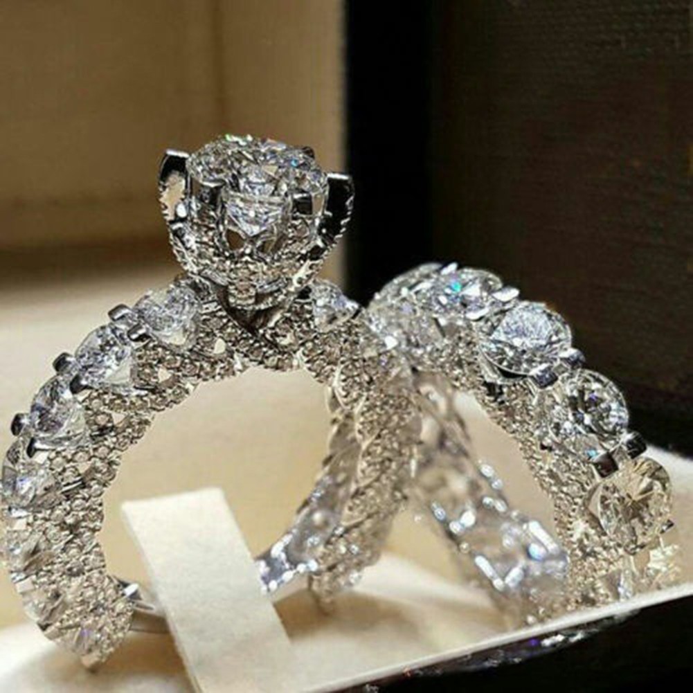 Unique Designed Gold Ring Adorned with Brilliant Diamond Inset for Style