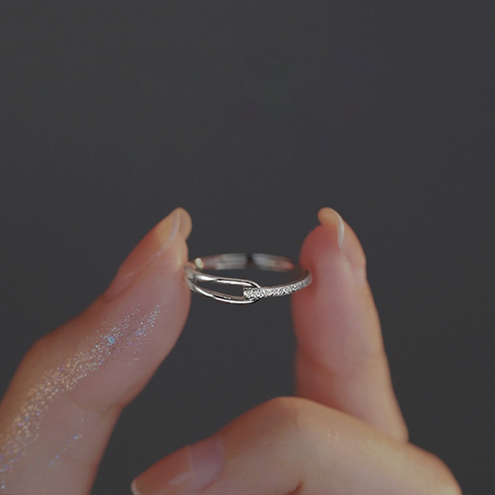 Elegant Adjustable Ring in Minimalist Design Featuring Artificial Diamonds