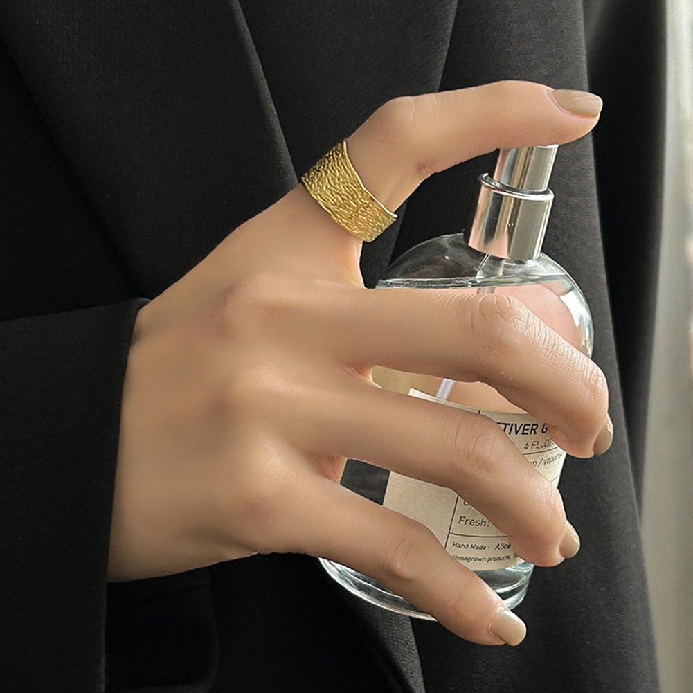 Distinctive 18k Gold Ring with Irregular Shape Ideal for Any Fashion Collection - Picture 13 of 13
