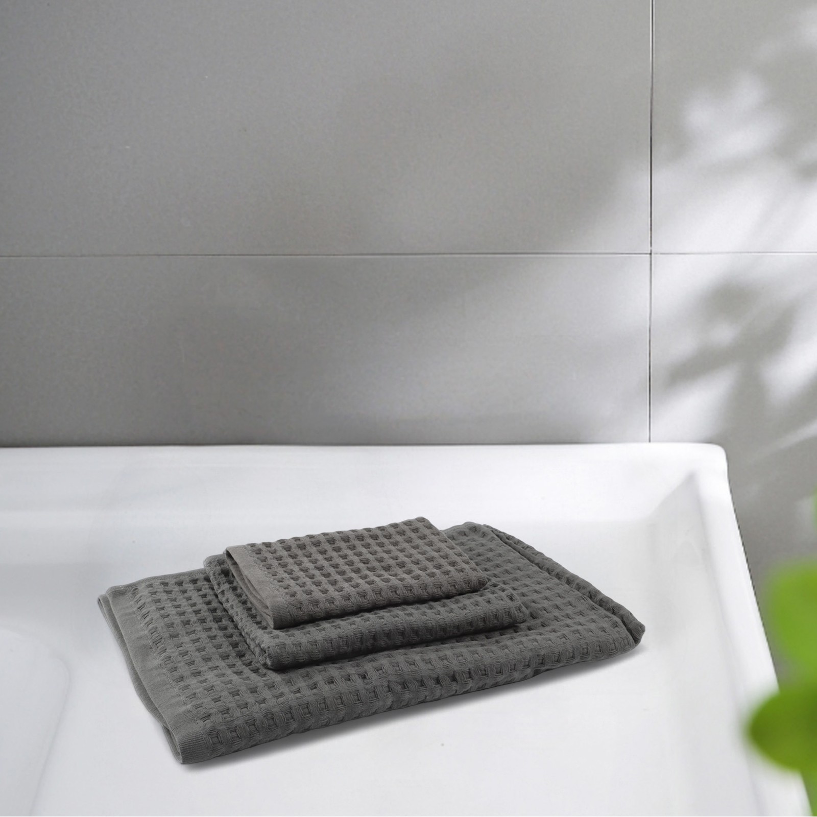 Juego de tres toallas de baño con diseño de gofre hechas de algodón suave y ligero - Imagen 29 de 38