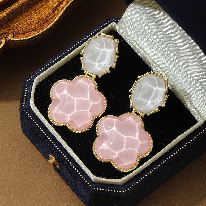Elegant Lavender Star Earrings, Vintage Design, Light Statement Jewelry - Picture 13 of 15