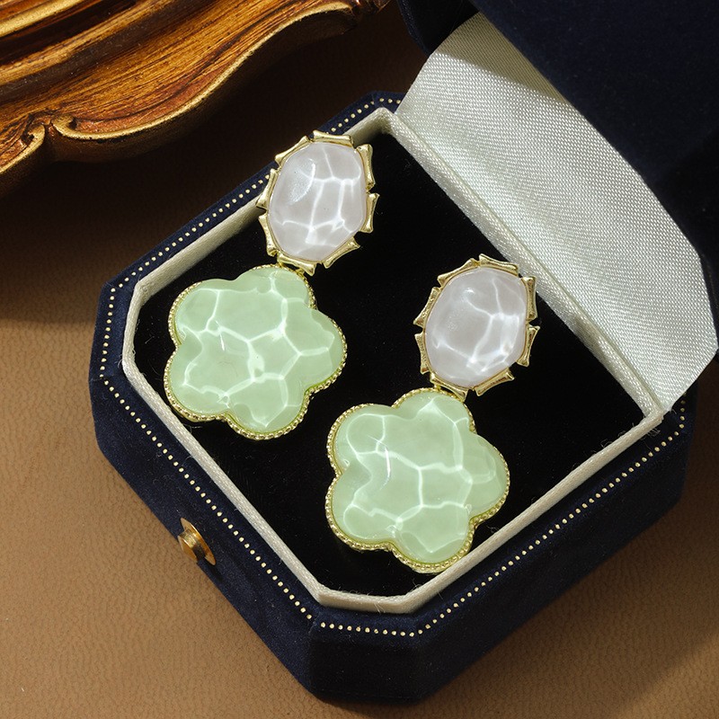 Elegant Lavender Star Earrings, Vintage Design, Light Statement Jewelry - Picture 15 of 15