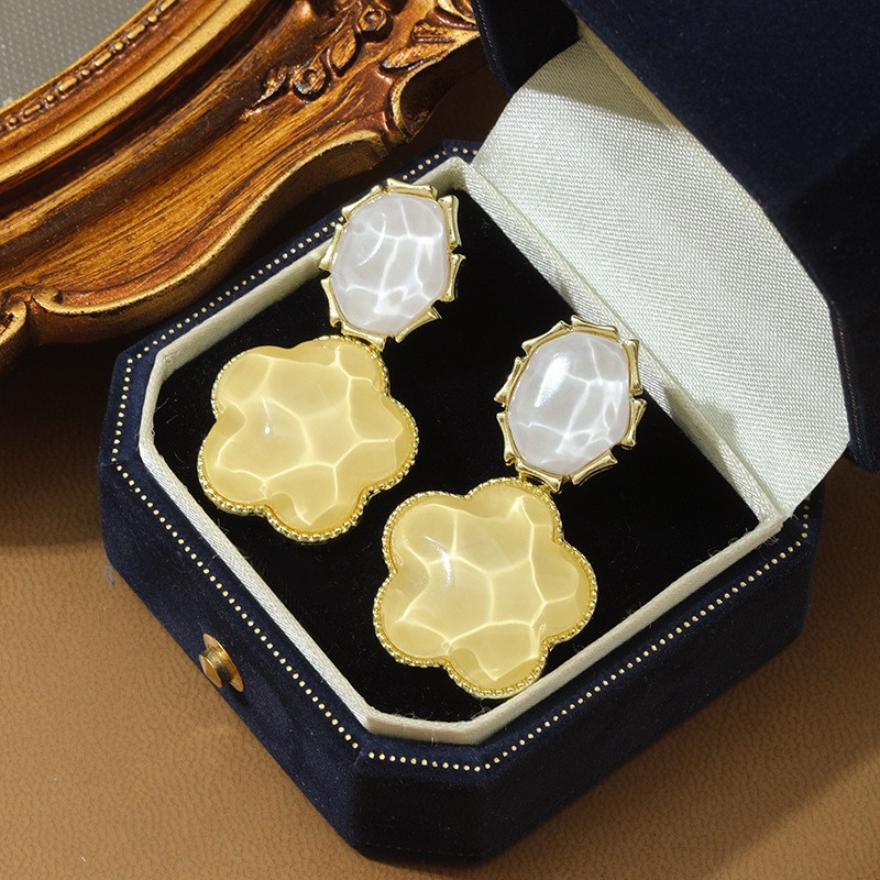 Elegant Lavender Star Earrings, Vintage Design, Light Statement Jewelry - Picture 14 of 15