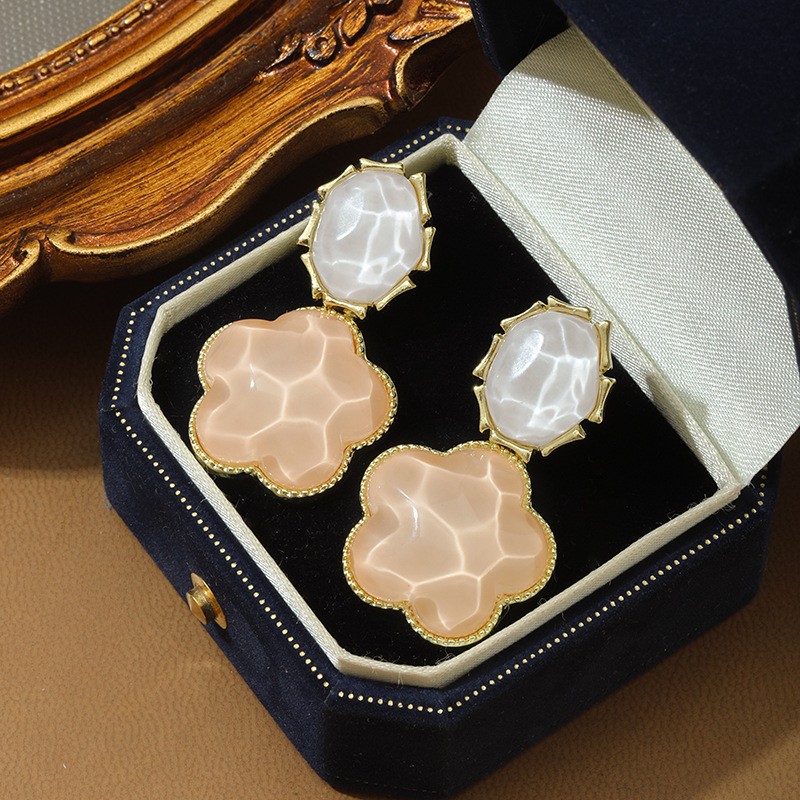 Elegant Lavender Star Earrings, Vintage Design, Light Statement Jewelry - Picture 12 of 15