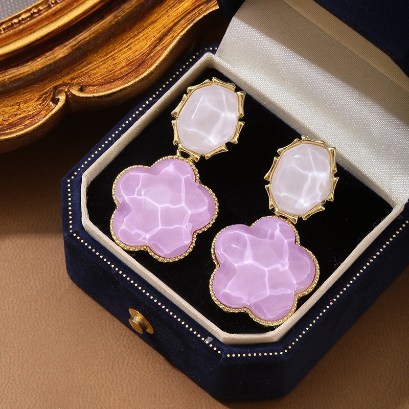 Elegant Lavender Star Earrings, Vintage Design, Light Statement Jewelry - Picture 11 of 15