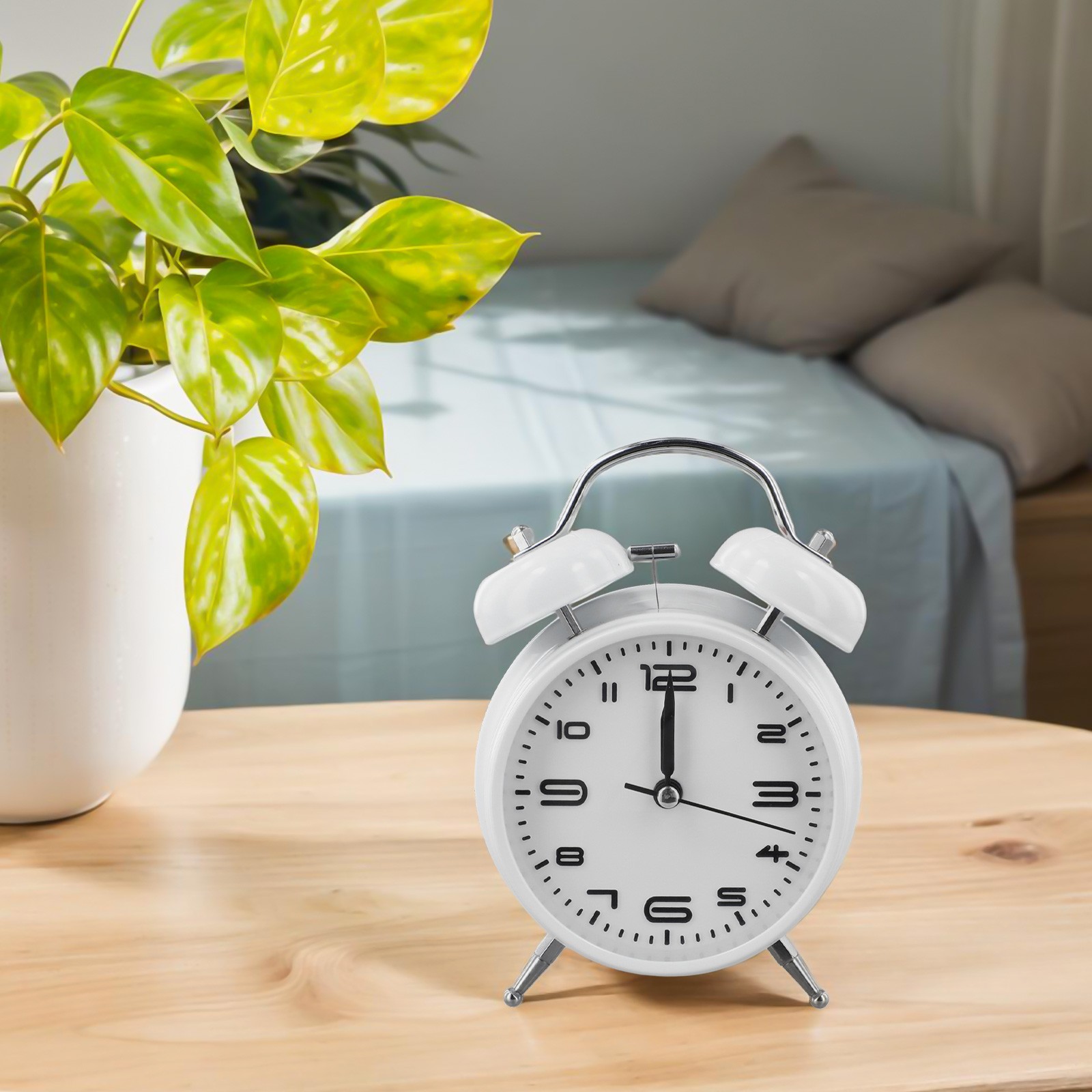 Classic Analog Alarm Clock with Silent Operation and Easy Battery Replacement