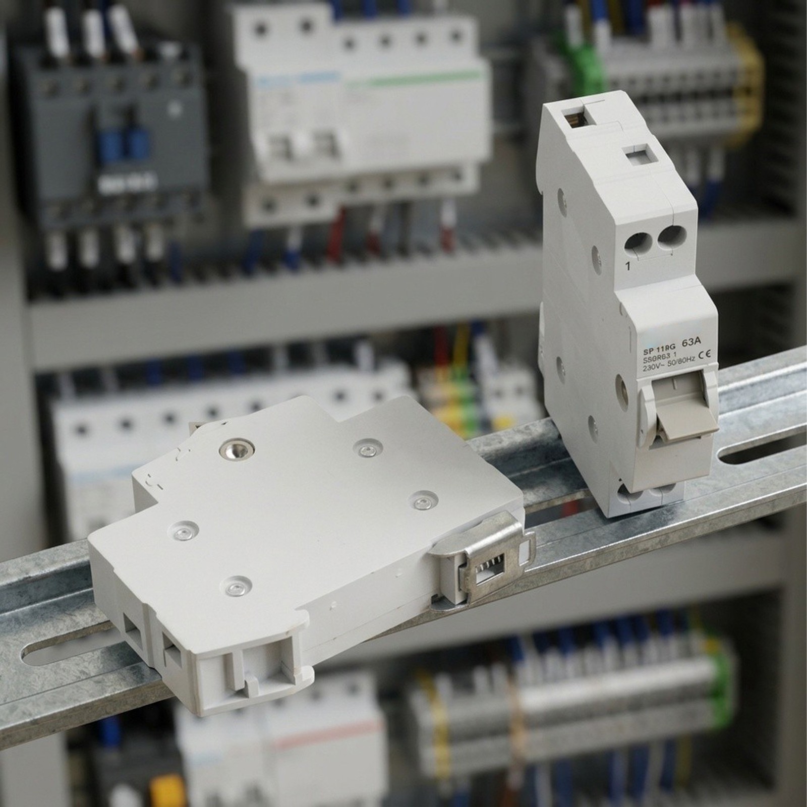 Rail Mount Compatible Transfer Switch Circuit Protector Compact Design
